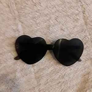 Black frameless heart sunnies.